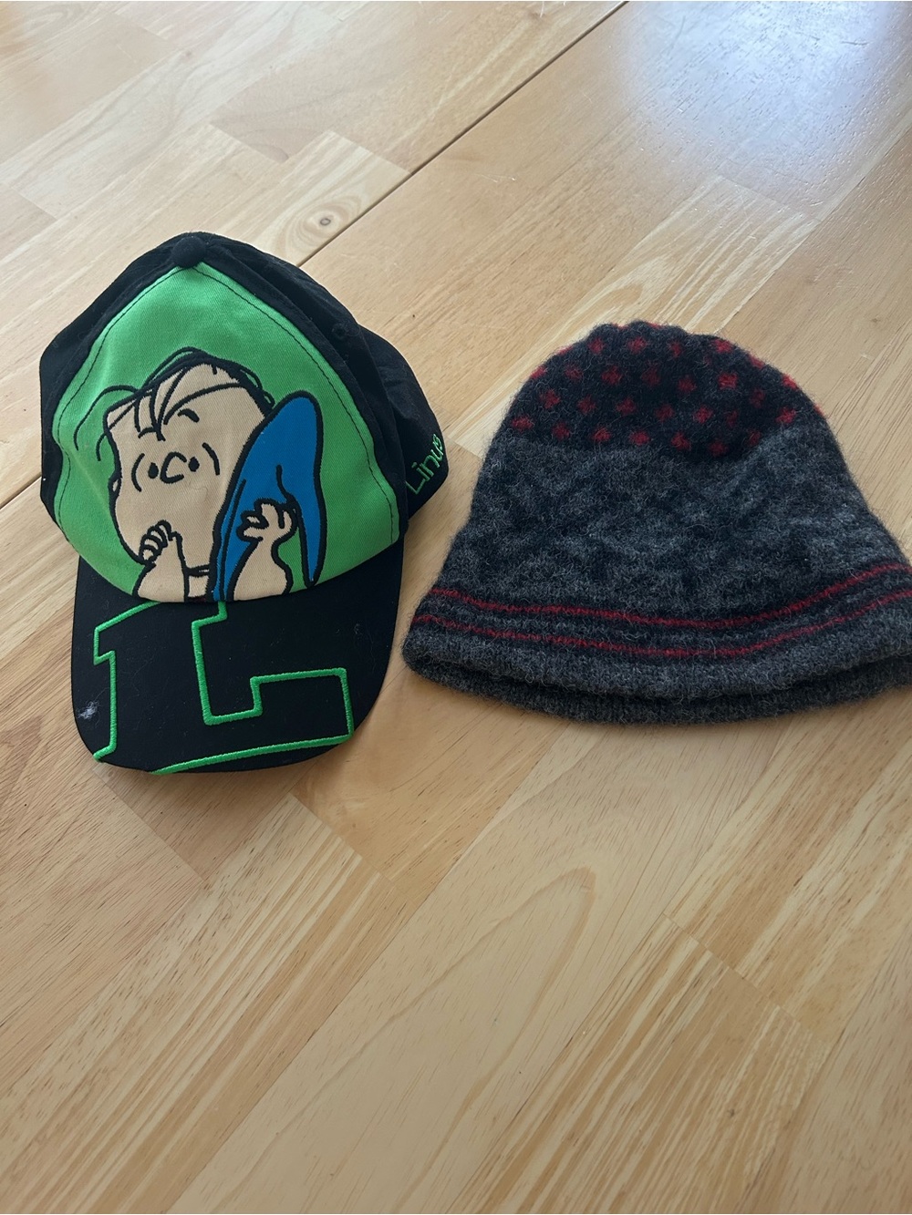 Boys size 6-8 Obermeyer Gray Wool Beanie  gray red stripe Cap by Peanuts